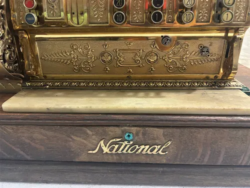 Caja registradora National, baúl marino antiguo · detalle