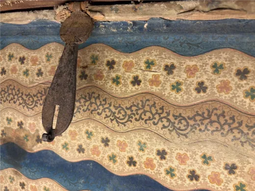 Arca encorada de equipaje civil, baúl marino antiguo · detalle interior