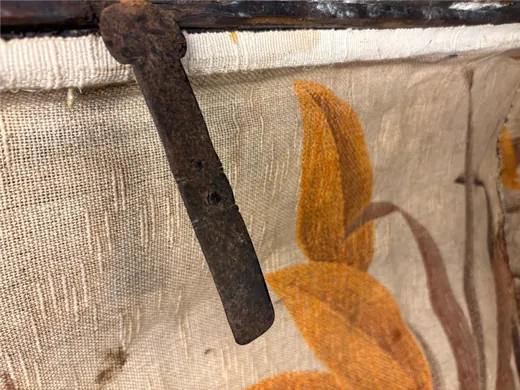 Arca encorada de tránsito, baúl marino antiguo · detalle interior