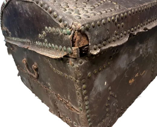 Arca encorada de tránsito, baúl marino antiguo · detalle