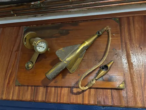 Corredera de patente «Logon», baúl marino antiguo · detalle