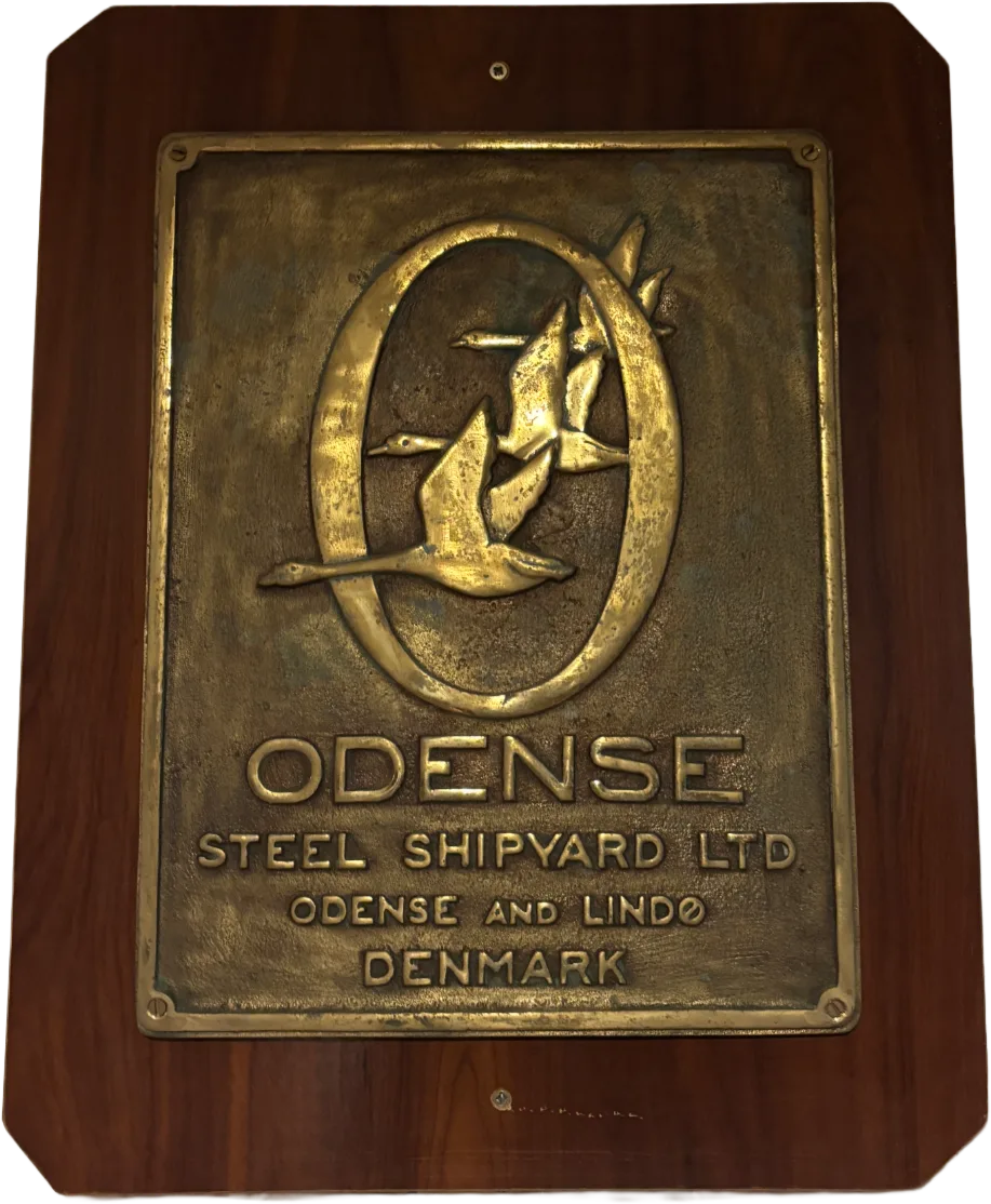 Placa de astillero Odense Steel Shipyard, baúl marino antiguo · vista principal
