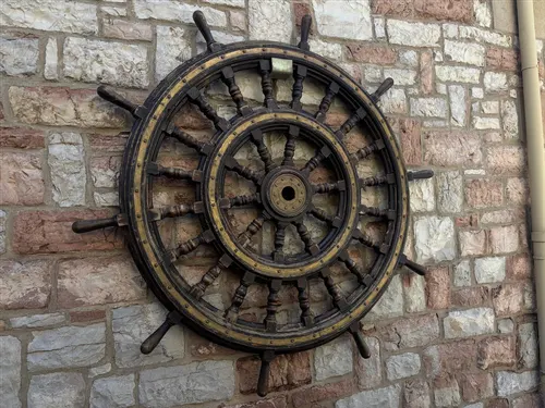 Rueda de cabillas de doble aro, baúl marino antiguo · detalle